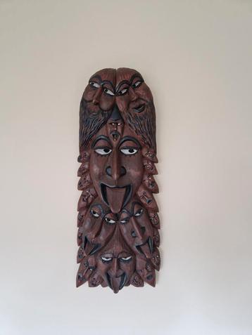 Massief Groot Houtsnijwerk  beschikbaar voor biedingen