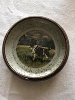 Schaal met decoratieve jachthond in het veld., Antiek en Kunst, Antiek | Wandborden en Tegels, Ophalen of Verzenden