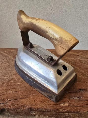 Vintage strijkijzer beschikbaar voor biedingen