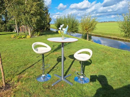 2 Witte barkrukken - draaibaar en verstelbaar, Huis en Inrichting, Barkrukken, Gebruikt, 60 tot 90 cm, Kunststof, Metaal, 2 krukken