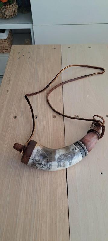 Bewerkt Buskruit Hoorn met Dieren Gravures beschikbaar voor biedingen