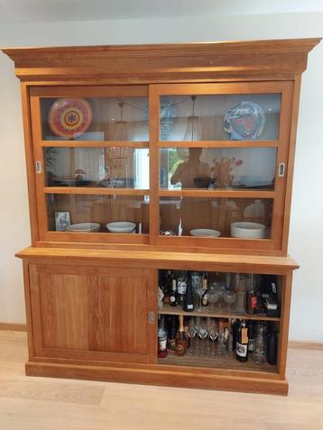 Mooie vitrine kast van massief Teakhout in nieuwstaat beschikbaar voor biedingen