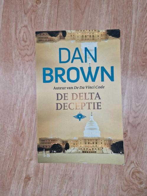 Dan Brown - De Delta deceptie, Boeken, Thrillers, Zo goed als nieuw, Nederland, Ophalen of Verzenden