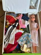 Vintage barbie koffer + Fleur  , kleding, Verzamelen, Poppen, Ophalen of Verzenden, Gebruikt, Kleertjes
