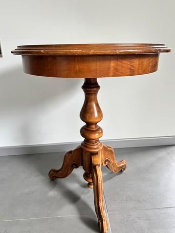 Antiek Houten Tafeltje met Intarsia beschikbaar voor biedingen