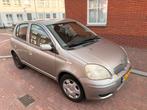 Toyota Yaris 1.3 16V Vvti 5DR 2004 Grijs, Auto's, Toyota, Voorwielaandrijving, 880 kg, 4 cilinders, 400 kg