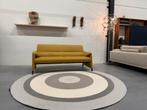 Als nieuw Leolux Felizia Bank 2,5 zits Senso Amber Geel Poef, Huis en Inrichting, Leolux, Tweepersoons, 75 tot 100 cm, Ophalen of Verzenden