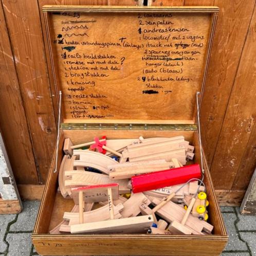 Kist met auto hout baanstukken brug 55 x 45 x 15 cm, Kinderen en Baby's, Speelgoed | Houten speelgoed, Gebruikt, Overige typen
