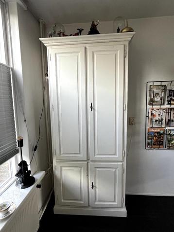 Leuke Witte Houten Kast voor woonkamer of slaapkamer. beschikbaar voor biedingen