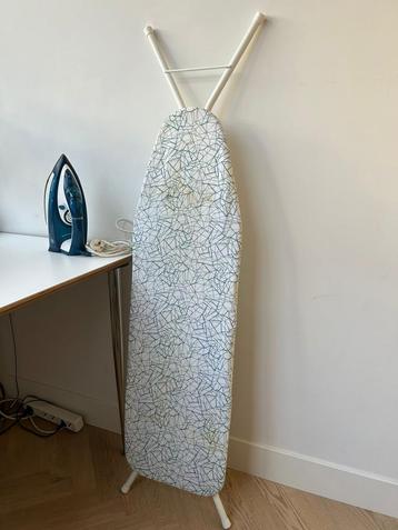 Bügeleisen en Strijkplank | Ironing Board and Iron beschikbaar voor biedingen