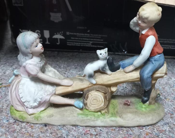 Antiek porseleinen beeldje jongen, meisje en kat op wip, Antiek en Kunst, Antiek | Porselein, Ophalen of Verzenden