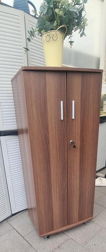 Prachtige nieuwe badkamer kast beschikbaar voor biedingen