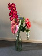 Glazen vaas met prachtige plastic bloemen, Ophalen of Verzenden, Overige kleuren, Glas, Minder dan 50 cm
