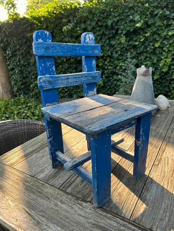 Brocante kinderstoeltje van hout beschikbaar voor biedingen