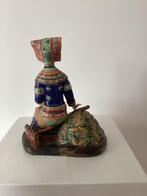 Kleurrijk beeld Chinese boerin, 20e eeuw, Antiek en Kunst, Kunst | Beelden en Houtsnijwerken, Ophalen of Verzenden