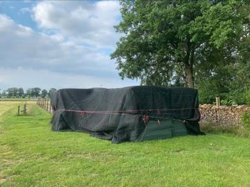 Grote balen hooi. Paarden hooi beschikbaar voor biedingen