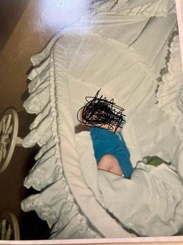 Brocante wieg op wielen, compleet met alle toebehoren beschikbaar voor biedingen