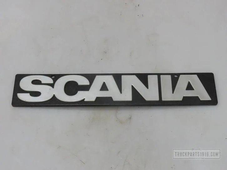 Scania 1368246 Logo spatbord, Auto-onderdelen, Vrachtwagen-onderdelen, Scania, Carrosserie en Plaatwerk, Gebruikt, Ophalen