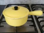 Le Creuset gietijzeren geel steelpannetje 16cm, Ophalen of Verzenden, Zo goed als nieuw, Gietijzer, Koekenpan of Braadpan