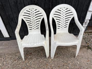 Twee witte kuipstoelen / tuinstoelen beschikbaar voor biedingen