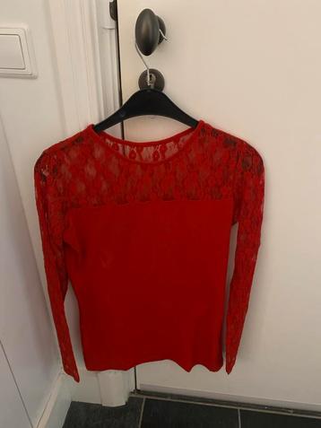 Rood shirt met kant, maat S-M beschikbaar voor biedingen