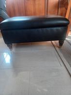 Zwarte leren poef / voetenbank, Ophalen, 50 tot 75 cm, Hout, Zo goed als nieuw
