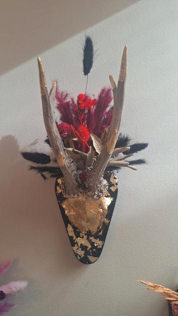 Wanddecoratie met gewei en droogbloemen  beschikbaar voor biedingen