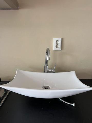 Wastafel met kraan (badkamer) beschikbaar voor biedingen