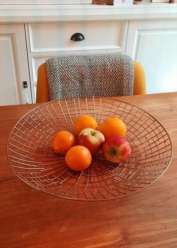 Grote mand, schaal van draadstaal, goudkleurig.  beschikbaar voor biedingen