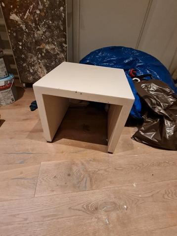 Massief eiken tafeltje (50x50x45) op wieltjes beschikbaar voor biedingen