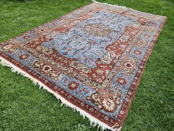 Handgeknoopt tapijt beschikbaar voor biedingen