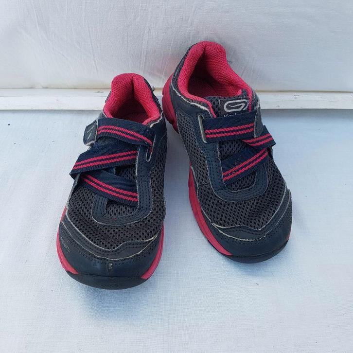 Leuke grijs roze sportschoenen. mt 31 Merk Kalenji, Kinderen en Baby's, Kinderkleding | Schoenen en Sokken, Zo goed als nieuw
