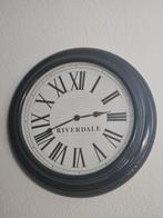 Zwarte wandklok van Riverdale, Ophalen of Verzenden, Zo goed als nieuw, Analoog, Wandklok