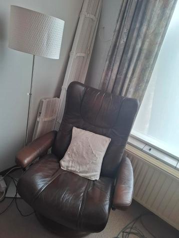 Leren draaifauteuil beschikbaar voor biedingen