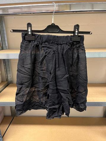 Zwarte rokjes beschikbaar voor biedingen