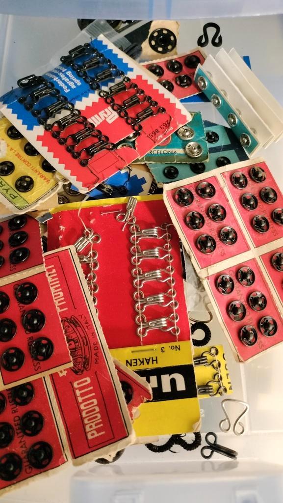 Rest materiaal voor naaien, band, naalden etc., Hobby en Vrije tijd, Naaien en Fournituren, Zo goed als nieuw, Ophalen
