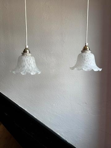 Vintage set 2 franse sierlijke witte clichy glazen hanglamp beschikbaar voor biedingen