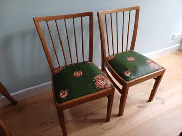 Twee prachtige handgemaakte mid century vintage stoelen