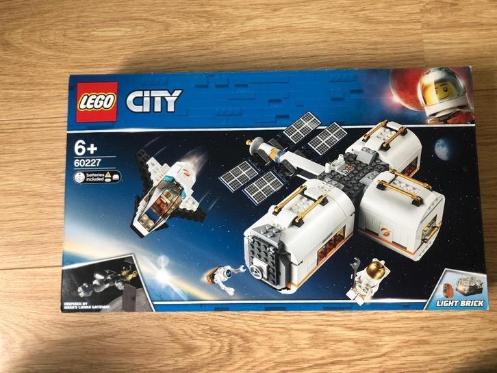 LEGO city Ruimtevaart Ruimtestation op de Maan 60227, Kinderen en Baby's, Speelgoed | Duplo en Lego, Zo goed als nieuw, Lego, Complete set