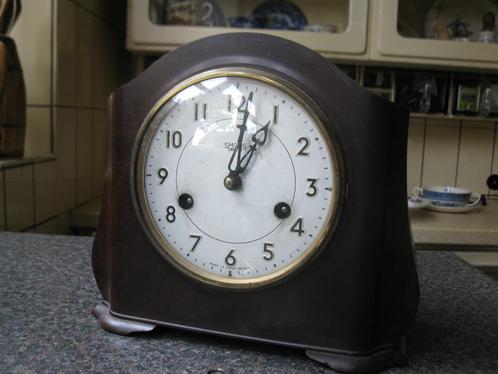 Art déco bakelieten engelse tafelklok met slagwerk., Antiek en Kunst, Curiosa en Brocante, Ophalen of Verzenden