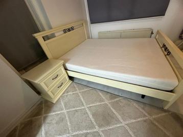Bed, 2nachtkastjes en matras