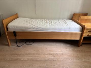 Seniorenbedden inclusief nachtkastjes beschikbaar voor biedingen