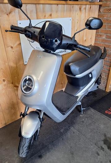 Een bijna nieuwe NIU M91+, elektrische scooter. beschikbaar voor biedingen