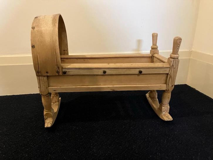 Charmant grenen antiek poppenbed - schommelbedje (ca. 1900), Antiek en Kunst, Antiek | Speelgoed, Ophalen of Verzenden