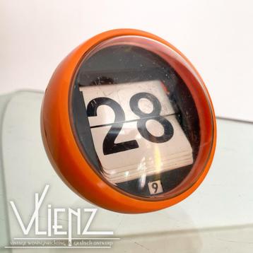 Vintage oranje eeuwigdurende datumkalender flip space age beschikbaar voor biedingen