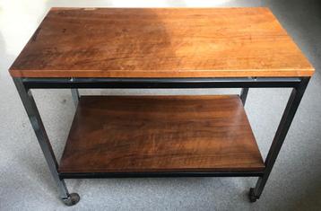 Bijzettafeltje met houten zwenkwielen beschikbaar voor biedingen