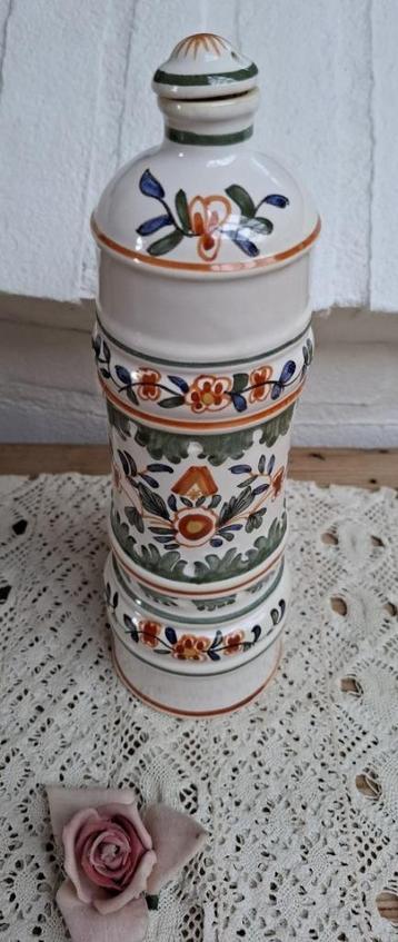 Oude decoratieve Franse handbeschilderde kruik met dop beschikbaar voor biedingen