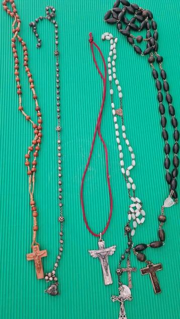 5 Oude Rozenkransen van Verschillende Materialen beschikbaar voor biedingen