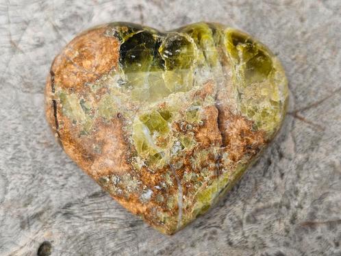 Gaaf uv reactief groene opaal hart, Sieraden, Tassen en Uiterlijk, Edelstenen, Ophalen of Verzenden