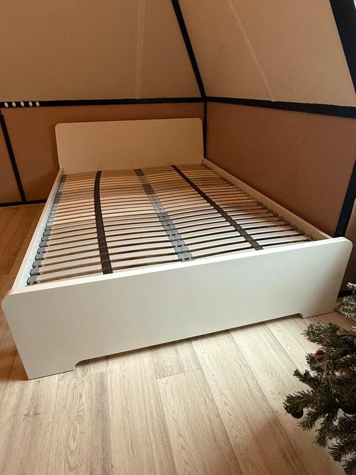 Askvoll bedframe inclusief lattenbodem 140 X 200 nieuwstaat, Huis en Inrichting, Slaapkamer | Bedden, Zo goed als nieuw, Twijfelaar